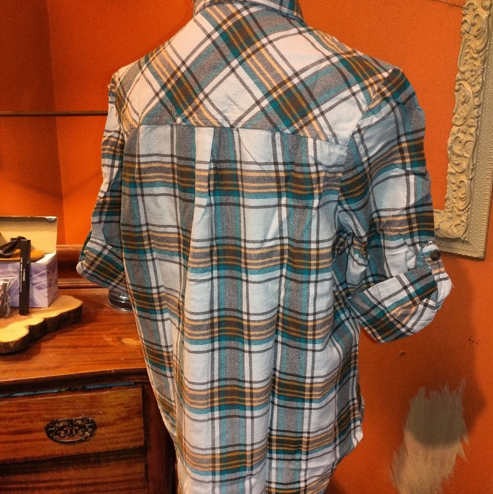!📦🤯🌻🌹🌳 plaid button down - Picture 4 of 5